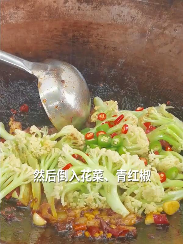 干鍋花菜簡(jiǎn)單做法，1分鐘教學(xué)搞定，不焯的做法-香辣味炒菜譜