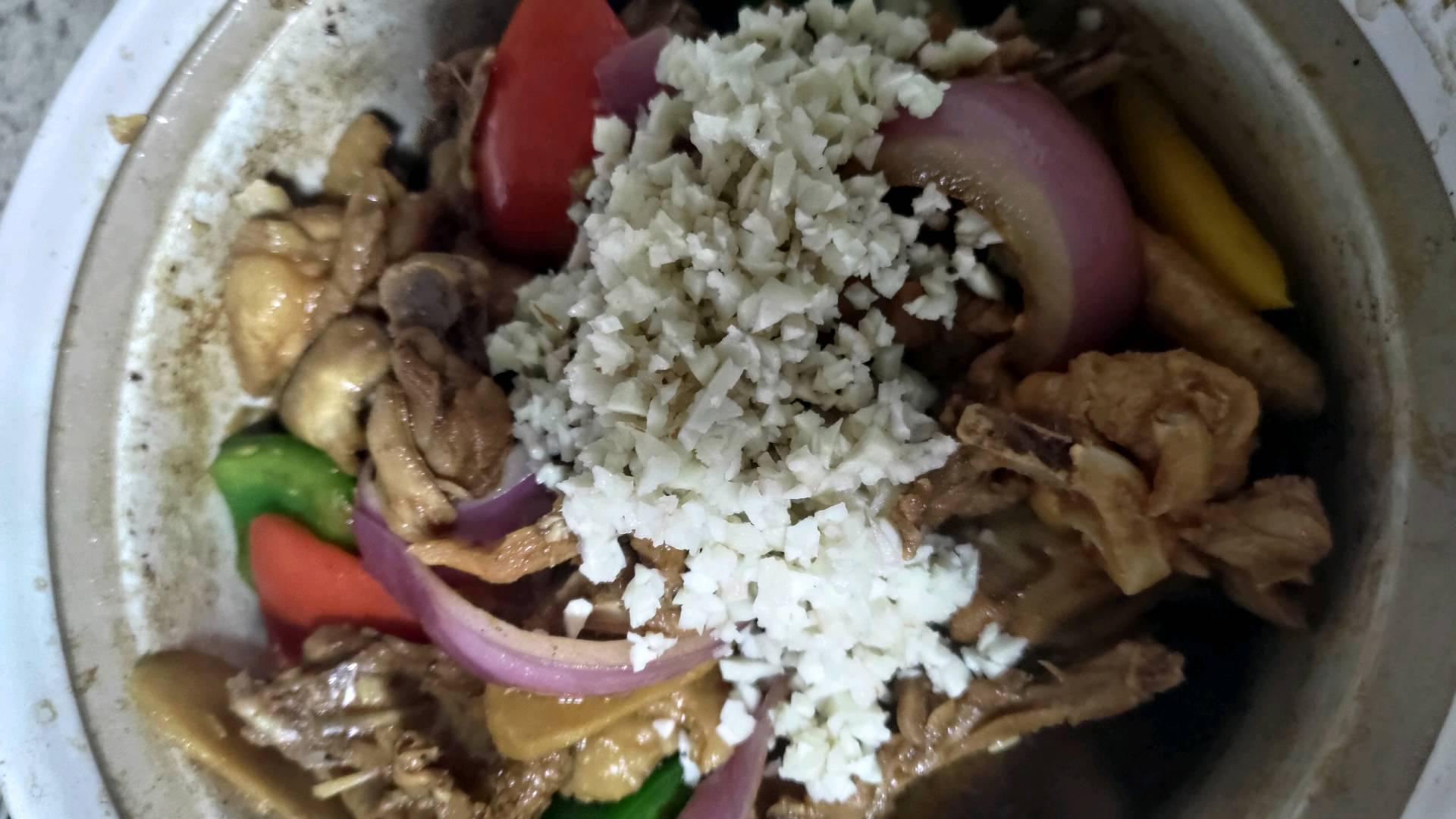 基礎粵菜 沙姜啫啫雞煲的做法-咸鮮味燜菜譜