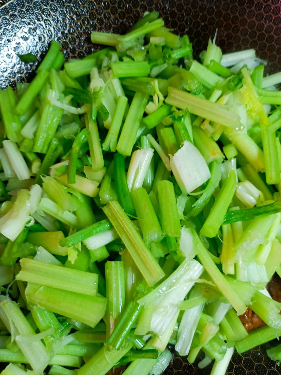 家常芹菜炒肉的做法-家常味炒菜譜