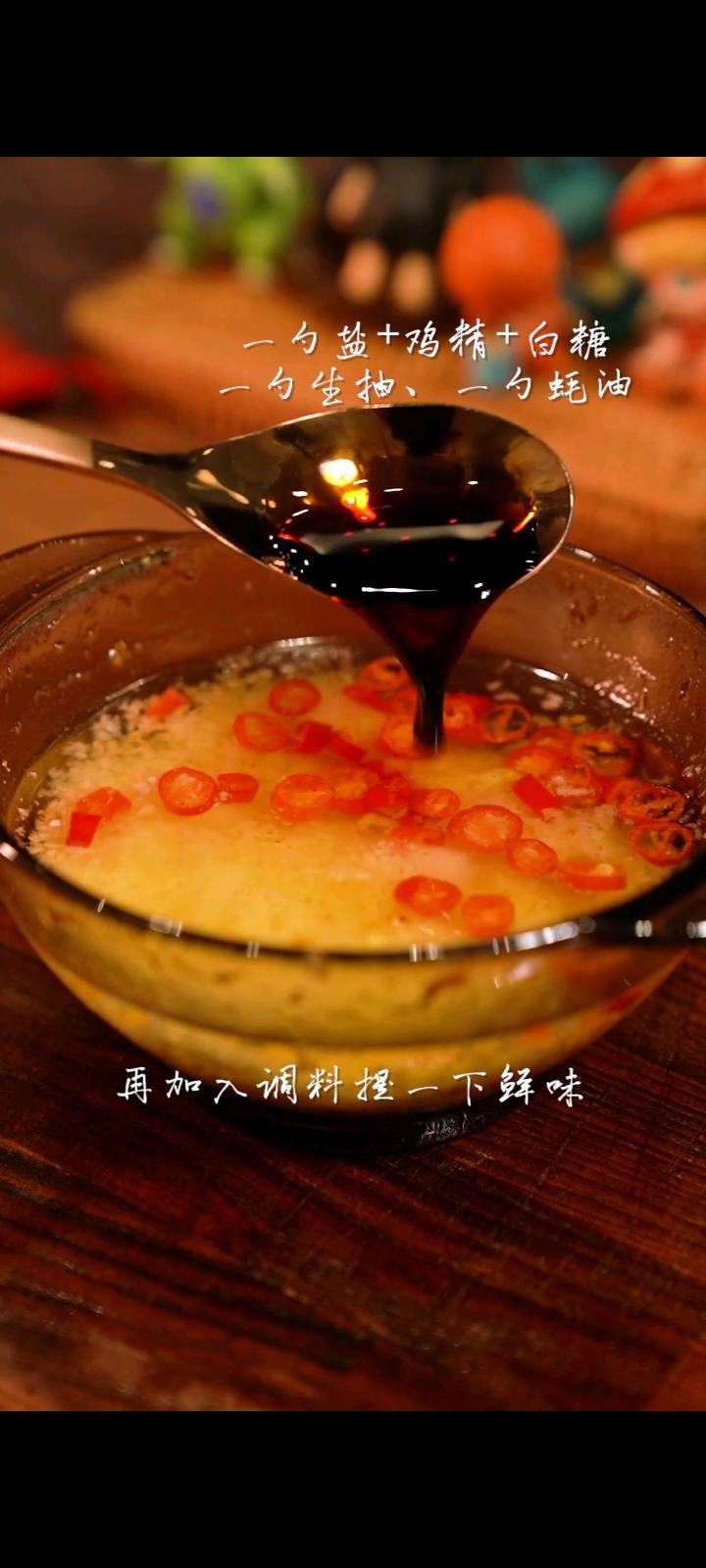 滑嫩多汁的蒜蓉生蠔煲，一口一個太滿足了的做法-咸鮮味蒸菜譜