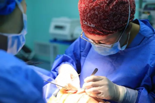 【隆鼻的“潛規則”】醫生是“看人收費的”？