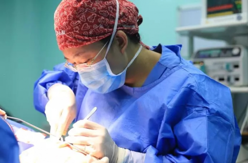 【隆鼻的“潛規則”】醫生是“看人收費的”？