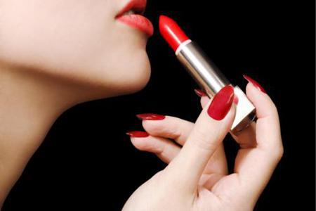 女性嘴巴容易長泡，反復性唇炎的預防和治療