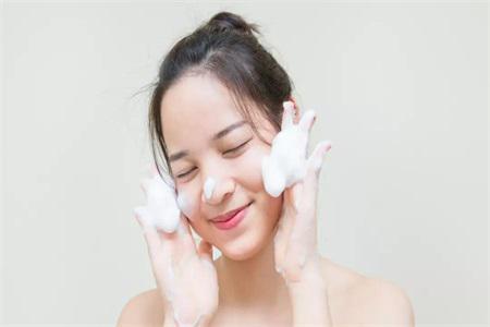 適用任何膚質(zhì)的洗面奶，雛菊的天空溫和又保濕值得推薦