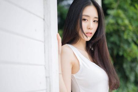 睡前護膚要怎么美白祛斑，女生洗臉、涂精華一步都不能少