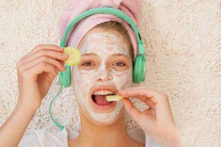 自制香蕉蜂蜜面膜越敷越美，控油補水效果明顯