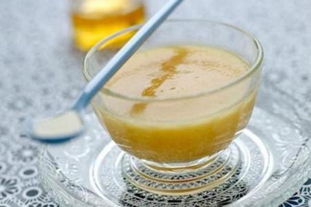 自制香蕉蜂蜜面膜越敷越美，控油補水效果明顯