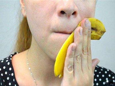 自制香蕉蜂蜜面膜越敷越美，控油補水效果明顯