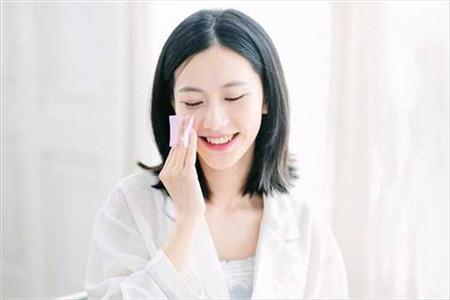 為什么說肌膚問題多靠保濕保養，如何給皮膚補水最關鍵