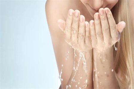 夏天皮膚出油怎么辦？首選雛菊控油保濕精華乳解決大麻煩