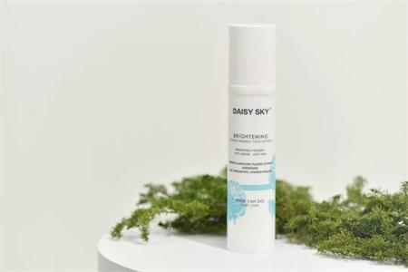 夏天皮膚出油怎么辦？首選雛菊控油保濕精華乳解決大麻煩