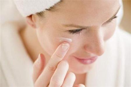 睡前給肌膚保濕護理的機會，夜間護膚步驟關鍵性強
