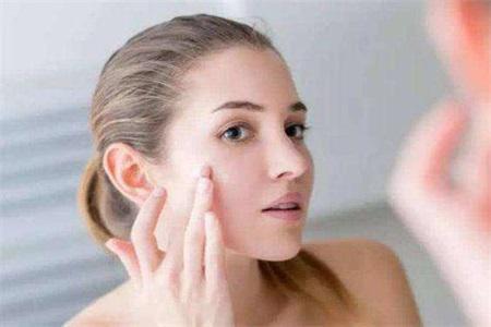 臉上出油是什么原因？想要控油不要只是補水