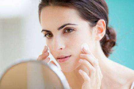 臉上出油是什么原因？想要控油不要只是補水