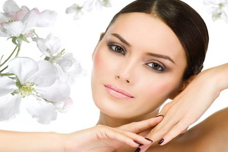 認(rèn)真P圖不如學(xué)會(huì)正確護(hù)膚，肌膚水潤(rùn)透光才是真少女