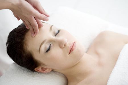 認(rèn)真P圖不如學(xué)會(huì)正確護(hù)膚，肌膚水潤(rùn)透光才是真少女