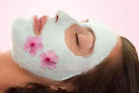 認(rèn)真P圖不如學(xué)會(huì)正確護(hù)膚，肌膚水潤(rùn)透光才是真少女