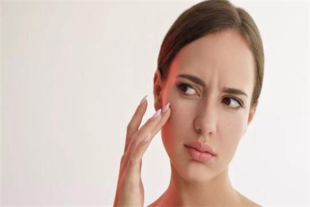 油性皮膚也會變干性皮膚?干性皮膚的原因一定要知道-易網(wǎng)<a href=http://m.henggaotouzi.com/ target=_blank class=infotextkey>健康養(yǎng)生</a>網(wǎng) 油性皮膚也會變干性皮膚?干性皮膚的原因一定要知道