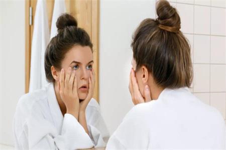 油性皮膚也會變干性皮膚?干性皮膚的原因一定要知道-易網(wǎng)健康養(yǎng)生網(wǎng) 油性皮膚也會變干性皮膚?干性皮膚的原因一定要知道