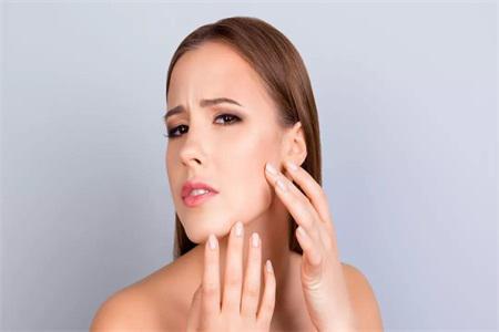 油性皮膚也會變干性皮膚?干性皮膚的原因一定要知道-易網(wǎng)健康<a href=http://m.henggaotouzi.com/jkys/ target=_blank class=infotextkey>養(yǎng)生</a>網(wǎng) 油性皮膚也會變干性皮膚?干性皮膚的原因一定要知道