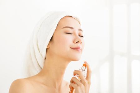 夏季護(hù)膚避開三個(gè)誤區(qū)，讓女生肌膚白皙更水潤(rùn)