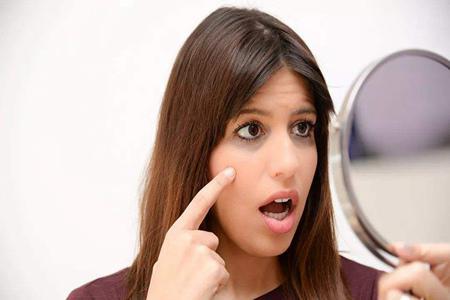 黑眼圈特別厲害是什么原因,女生如何消除變美麗-易網健康養生網 黑眼圈特別厲害是什么原因,女生如何消除變美麗