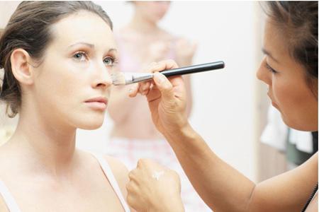 素顏霜不用卸妝?隔離能防紫外線?這些化妝誤區(qū)你在犯嗎-易網(wǎng)健康養(yǎng)生網(wǎng) 素顏霜不用卸妝?隔離能防紫外線?這些化妝誤區(qū)你在犯嗎