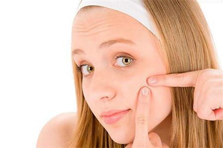 額頭長痘、下巴長痘，黑眼圈是怎么回事，原來都和這件事有關