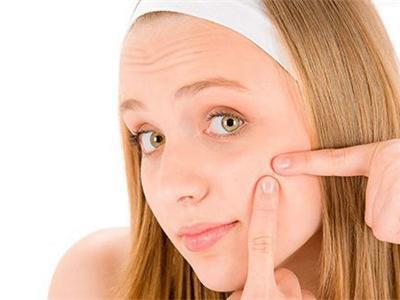 額頭長(zhǎng)痘、下巴長(zhǎng)痘，黑眼圈是怎么回事，原來(lái)都和這件事有關(guān)