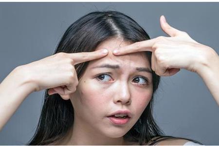 女生額頭長痘的原因,對癥下藥才能有干凈肌膚-易網健康養生網 女生額頭長痘的原因,對癥下藥才能有干凈肌膚