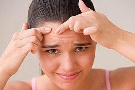 女生額頭長痘的原因,對癥下藥才能有干凈肌膚-易網健康<a href=http://m.henggaotouzi.com/jkys/ target=_blank class=infotextkey>養生</a>網 女生額頭長痘的原因,對癥下藥才能有干凈肌膚