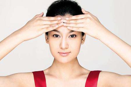 女生額頭長痘的原因,對癥下藥才能有干凈肌膚-易網<a href=http://m.henggaotouzi.com/ target=_blank class=infotextkey>健康養生</a>網 女生額頭長痘的原因,對癥下藥才能有干凈肌膚