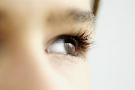 女性眼部的脂肪粒是怎么形成的,教你三個方法去除-易網<a href=http://m.henggaotouzi.com/ target=_blank class=infotextkey>健康養生</a>網 女性眼部的脂肪粒是怎么形成的,教你三個方法去除