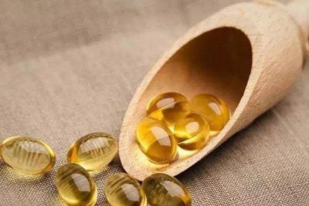 女性眼部的脂肪粒是怎么形成的,教你三個方法去除-易網健康<a href=http://m.henggaotouzi.com/jkys/ target=_blank class=infotextkey>養生</a>網 女性眼部的脂肪粒是怎么形成的,教你三個方法去除