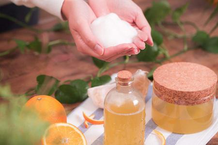 女生夏天護(hù)膚的正確步驟,學(xué)會方法才能養(yǎng)出美麗-易網(wǎng)<a href=http://m.henggaotouzi.com/ target=_blank class=infotextkey>健康養(yǎng)生</a>網(wǎng) 女生夏天護(hù)膚的正確步驟,學(xué)會方法才能養(yǎng)出美麗