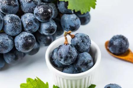 葡萄的功效與作用,女性吃葡萄也需要看葡萄的品種-易網健康<a href=http://m.henggaotouzi.com/jkys/ target=_blank class=infotextkey>養生</a>網 葡萄的功效與作用,女性吃葡萄也需要看葡萄的品種