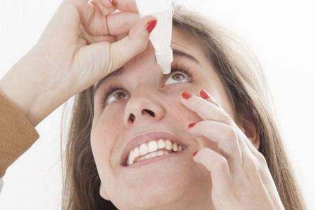 女性早上眼睛腫了是什么原因，快速消腫的四個方法