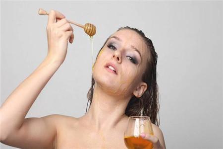 色斑形成的原因，三個(gè)怎么淡化去除色斑的方法