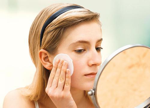 涂防曬霜要不要卸妝？ 現(xiàn)在知道還不算晚！