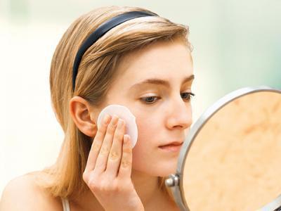 涂防曬霜要不要卸妝？ 現在知道還不算晚！