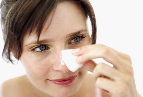 鼻子上擠出來的白色東西是什么？如何正確去除