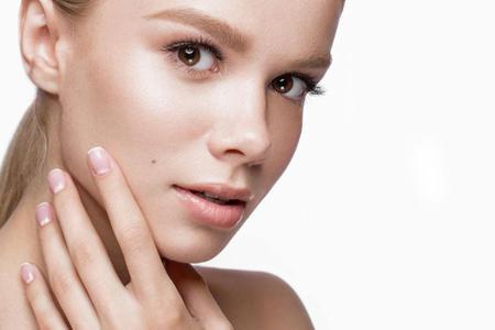 下巴長痘痘是什么原因，女性面部痤瘡的四個調理方法