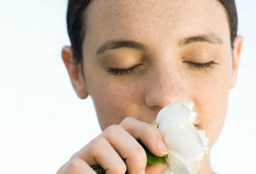 為什么皮膚白的容易長(zhǎng)斑？長(zhǎng)斑該如何護(hù)理？