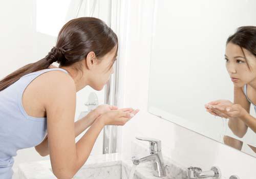 冬天皮膚干燥粗糙如何保濕？3個步驟快速補水