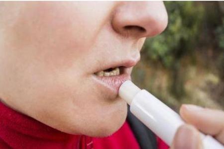 避免嘴唇干裂脫皮的八個方法，女生預防唇裂涂出漂亮唇妝