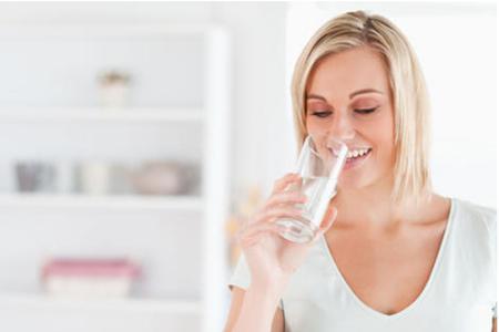 避免嘴唇干裂脫皮的八個方法，女生預防唇裂涂出漂亮唇妝