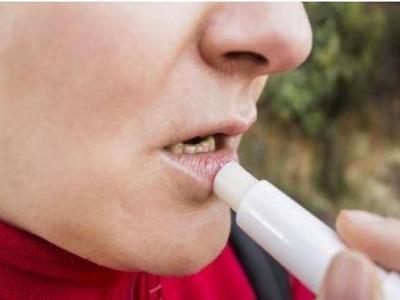 避免嘴唇干裂脫皮的八個方法，女生預防唇裂涂出漂亮唇妝