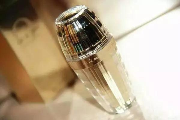 精華液的作用是什么?有哪些功效?-易網健康<a href=http://m.henggaotouzi.com/jkys/ target=_blank class=infotextkey>養生</a>網 精華液的作用是什么?有哪些功效?