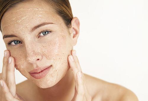 冬季肌膚保養重點 做到這6點肌膚水嫩透亮-易網<a href=http://m.henggaotouzi.com/ target=_blank class=infotextkey>健康養生</a>網 冬季肌膚保養重點 做到這6點肌膚水嫩透亮