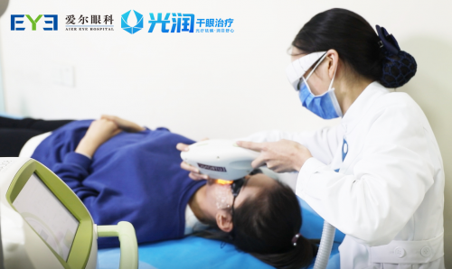 美妝達人全程直播干眼癥治療過程 光潤干眼治療效果獲